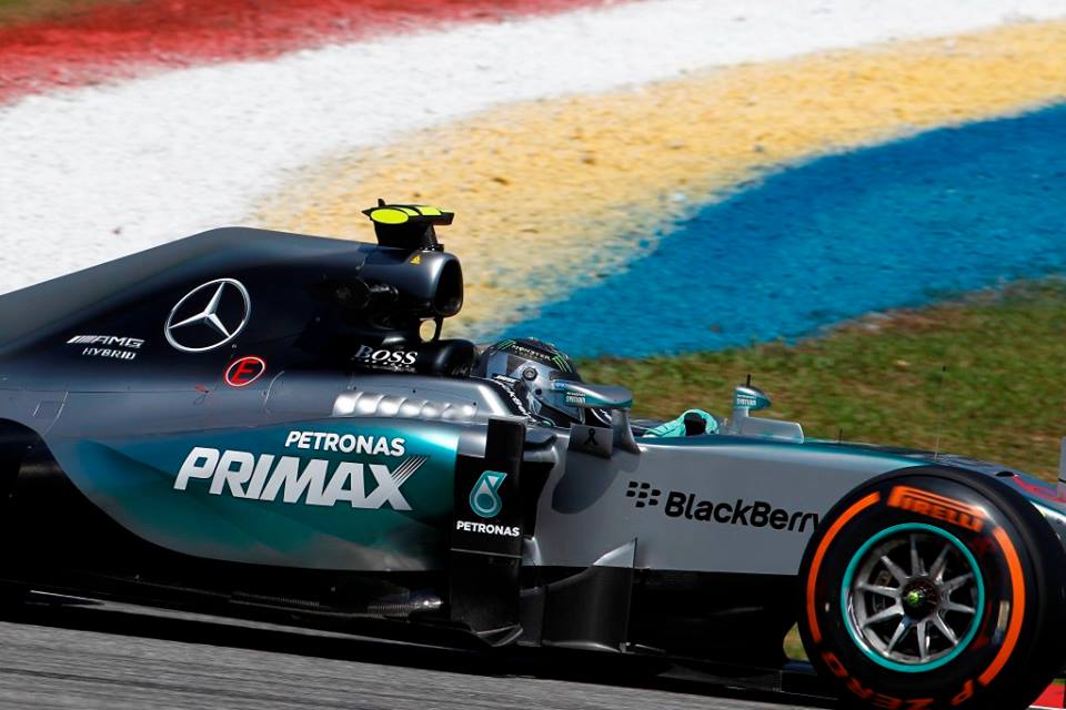 Nueva pole para Hamilton y caos de McLaren en Sepang