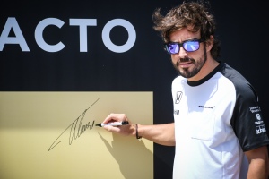 Fernando Alonso firma por la conducción responsable y sin alcohol