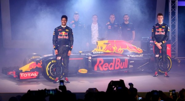 Red Bull apuesta por el negro en el diseño del RB12 de Ricciardo y Kyvat