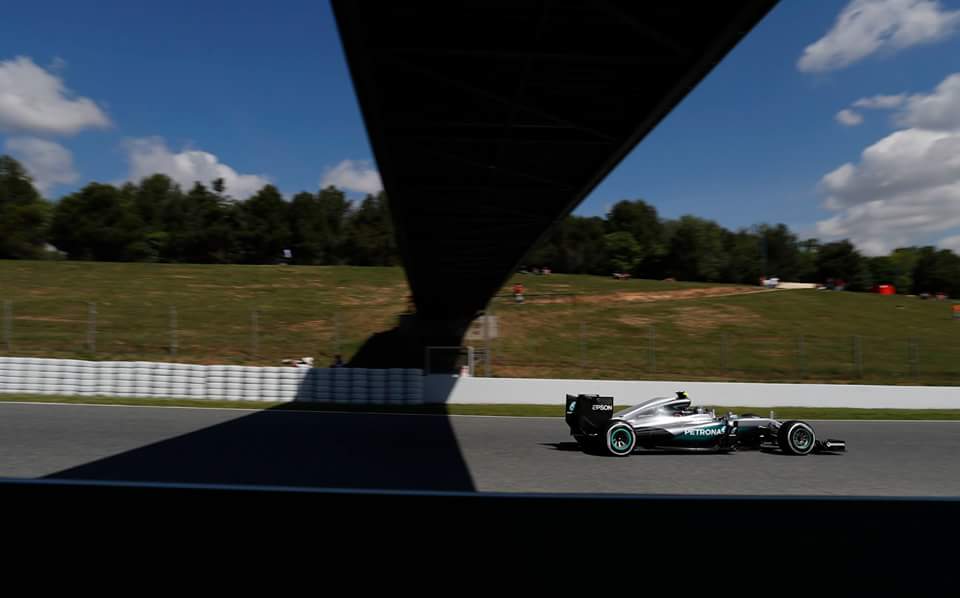Hamilton se impone a Rosberg y hace la pole en Montmeló