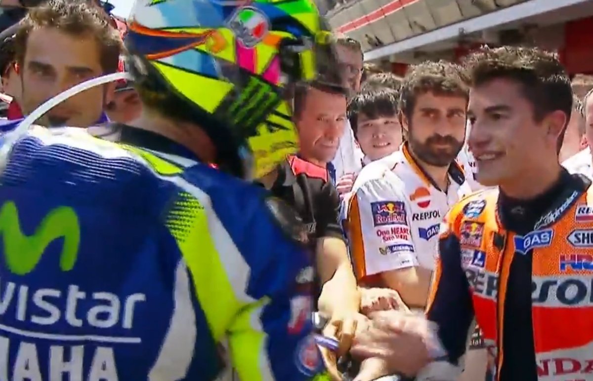 El gesto más esperado de Rossi y Márquez llegó en Montmeló