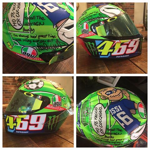 Valentino Rossi regala a la familia Hayden el casco dedicado a Nicky que lució en Mugello