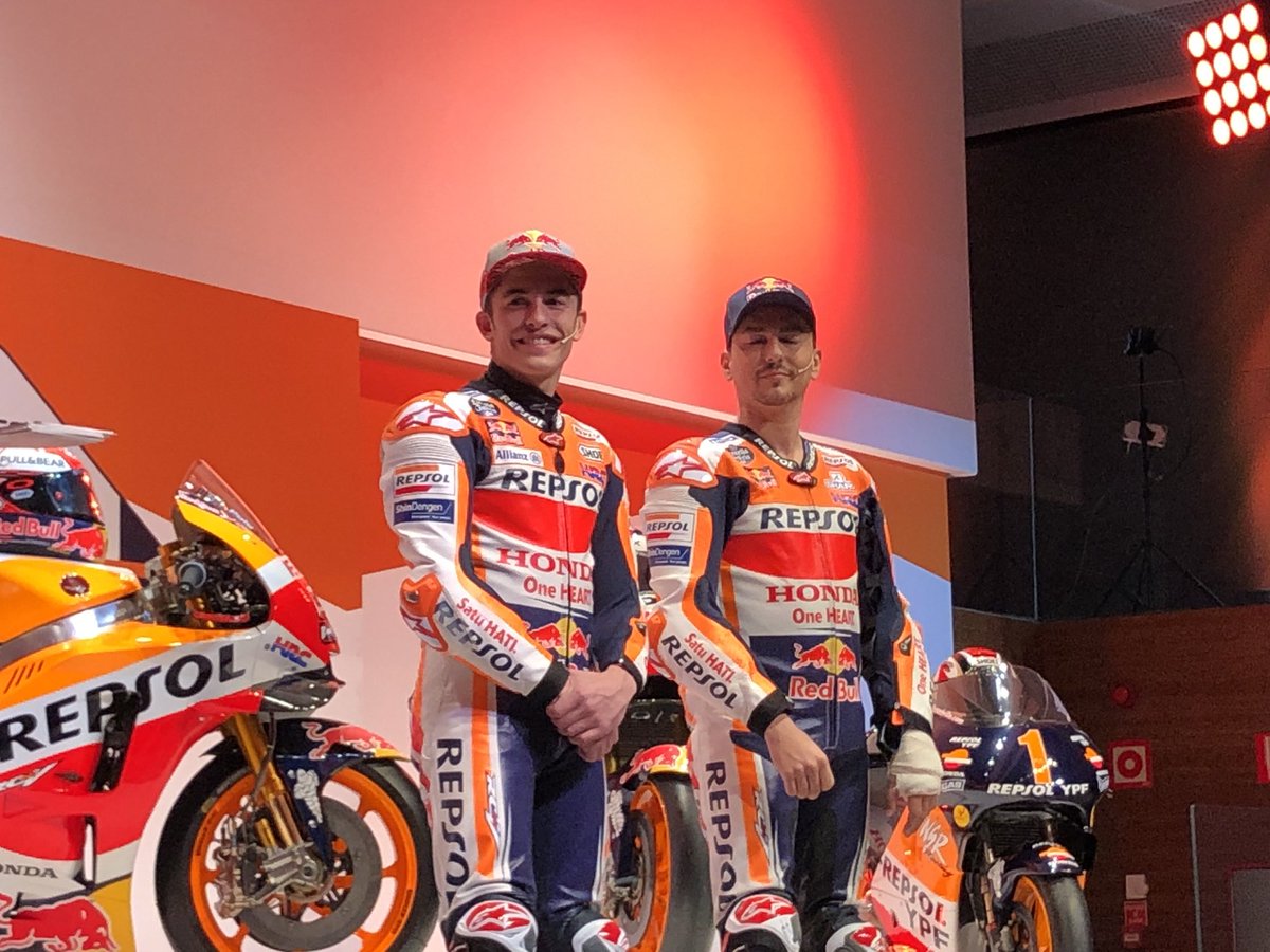 Honda presenta la moto con la que Márquez y Lorenzo lucharán por el título en un acto de leyendas
