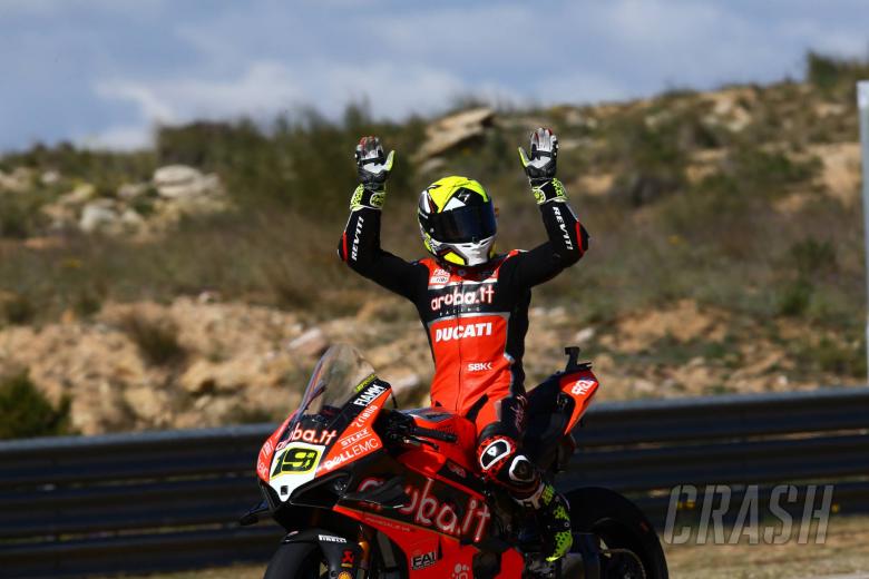 Álvaro Bautista suma su novena victoria consecutiva de Superbikes en Motorland