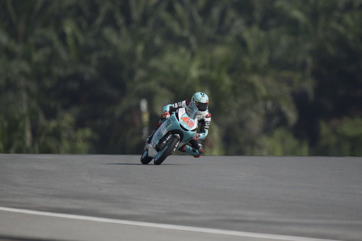 Marcos Ramírez continúa imparable y logra la pole de Moto3 en Sepang