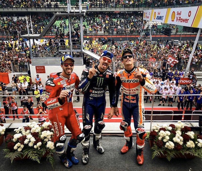 Viñales se impone a Márquez en la carrera de MotoGP de Sepang