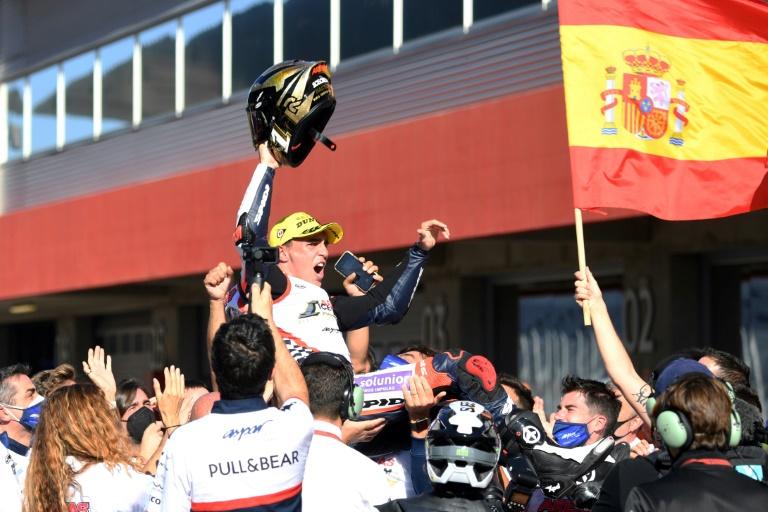 Raúl Fernández gana una apasionante carrera de Moto3 con Arenas campeón del mundo